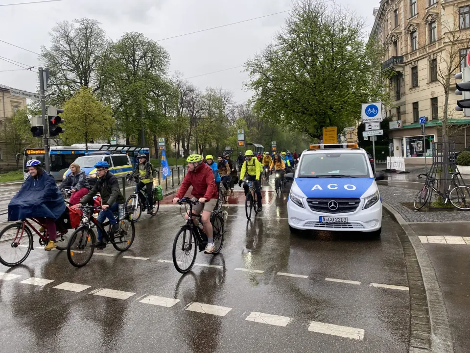 viele Radfahrer bei Regen