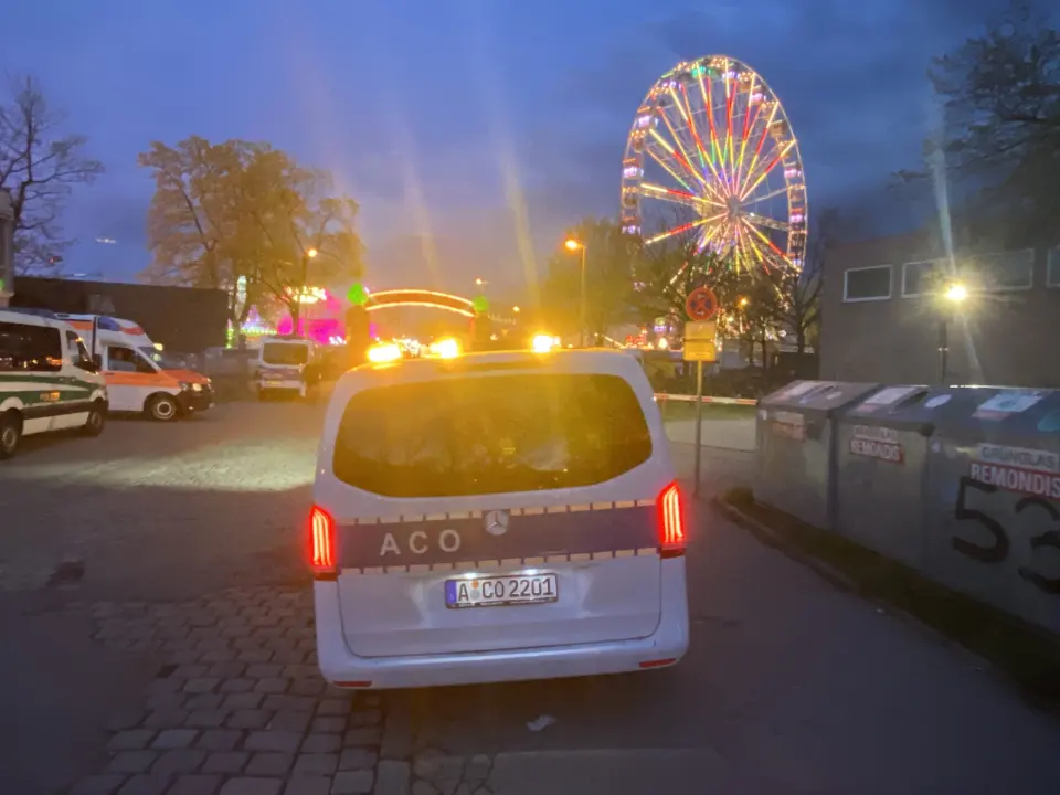 Fahrzeug mit Riesenrad beim Plärrer