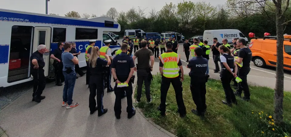 viele Polizisten bei der Großkontrolle auf dem Parkplatz
