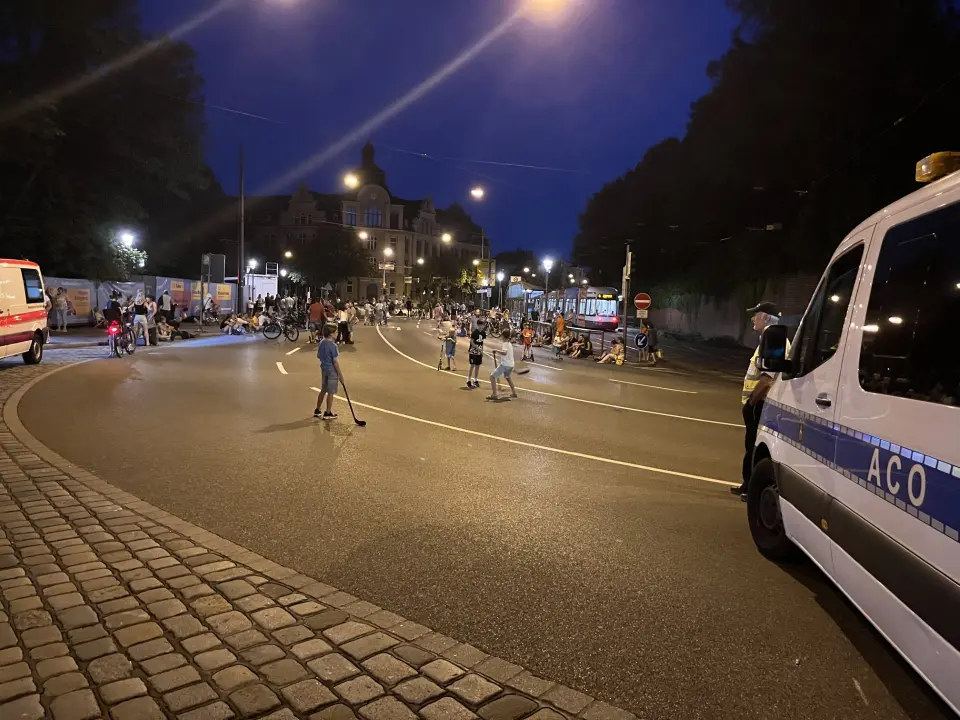 Menschen auf der Straße vor der Freilichtbühne