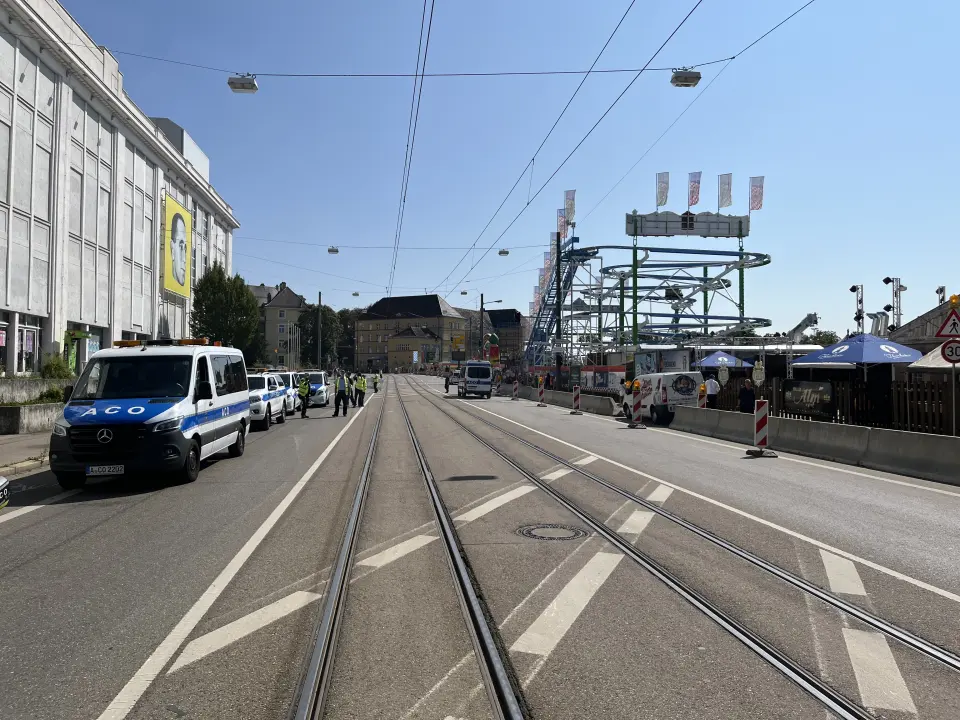 Strasse vor dem Plärrer mit ACO Fahrzeugen