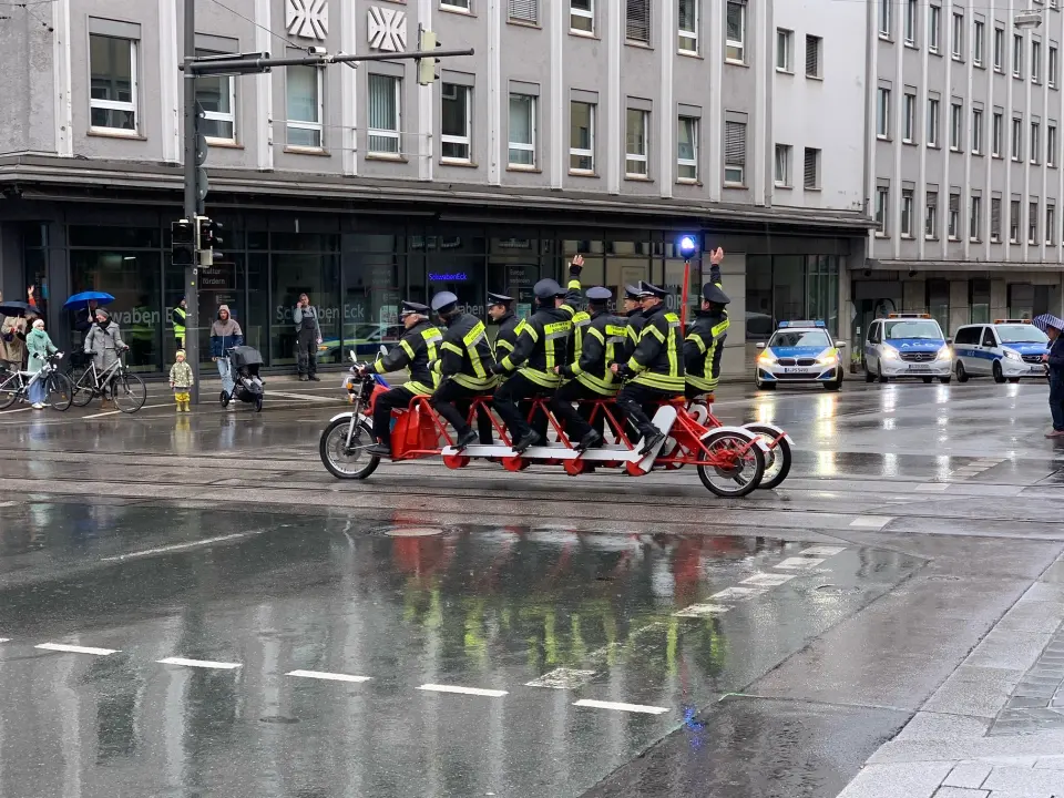 neun Feuerwehrmänner auf einem Fahrrad