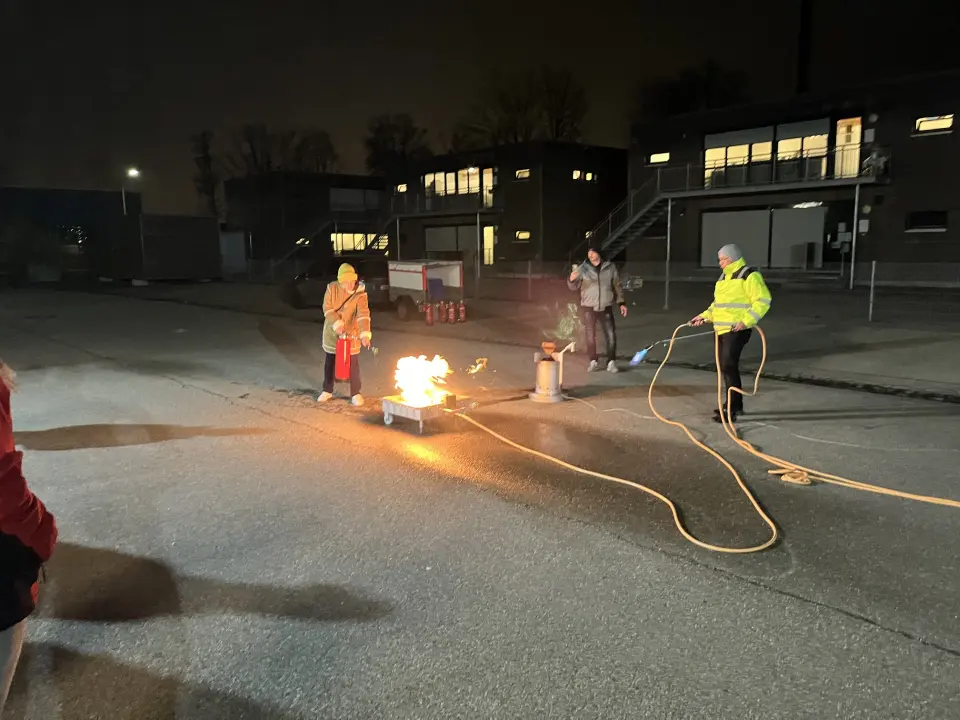 Teilnehmer bei der praktischen Feuerlöschübung