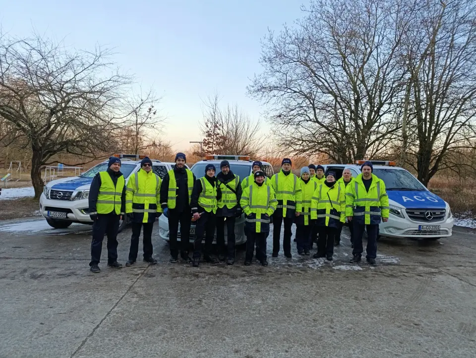 Gruppenbild vor ACO Fahrzeugen im Winter