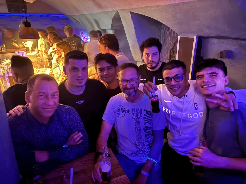 Gruppenbild im Mo Club