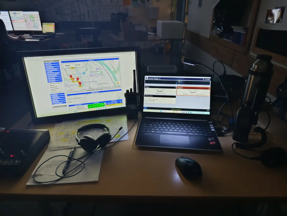 Laptop und Funkgerät