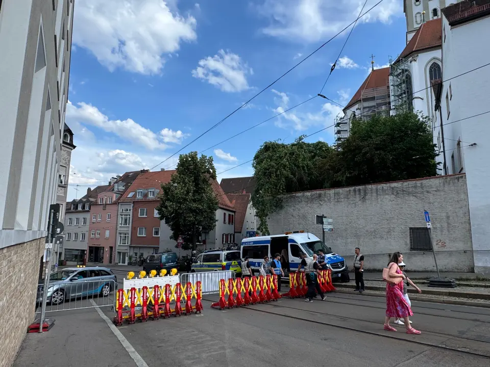 Straßensperre und Autos