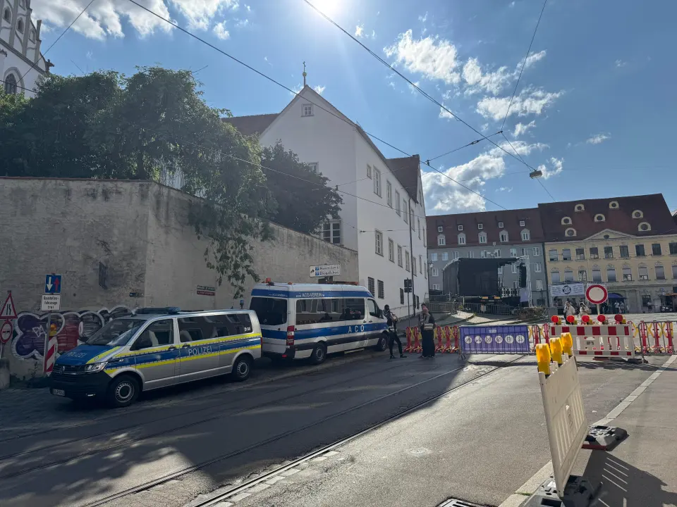 ACO Fahrzeuge vor der Sperrung