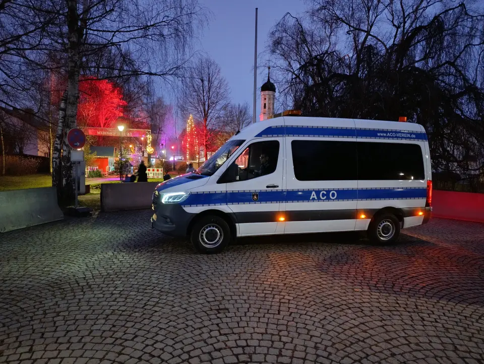 Auto vor Weihnachtsmarkt