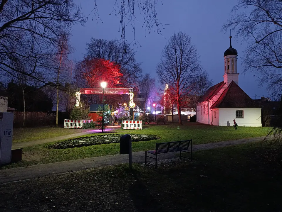 Kapelle mit Lichtdekoration