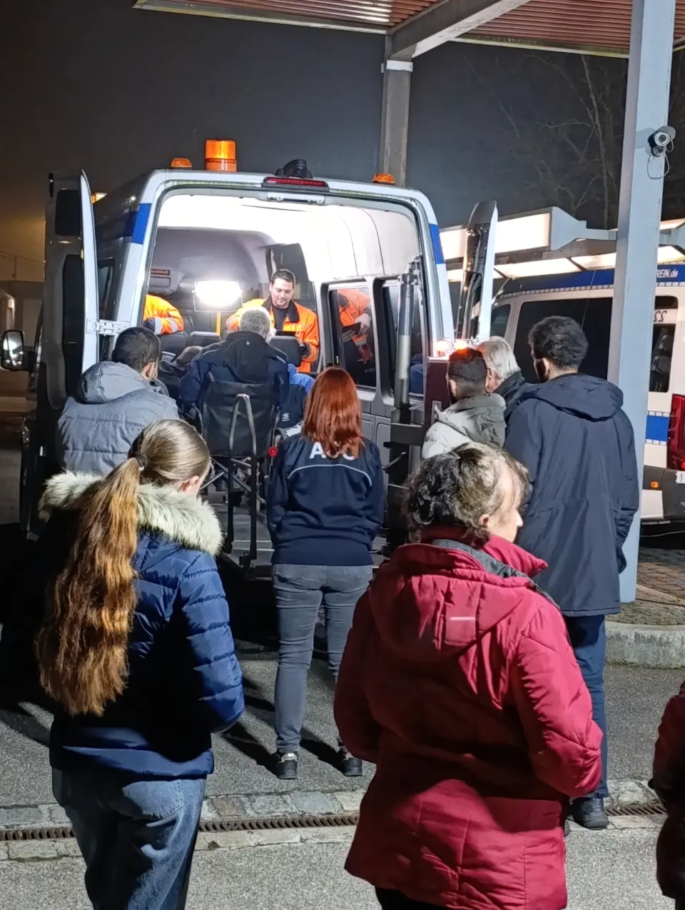 Viele Menschen schauen in das Auto