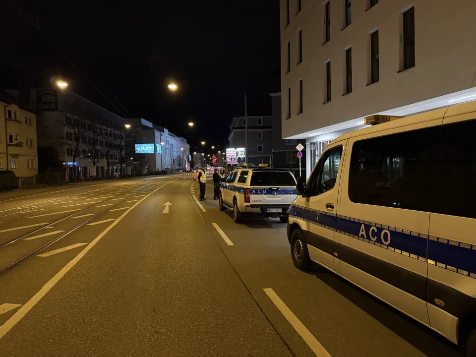 Autos auf leerer Starsse