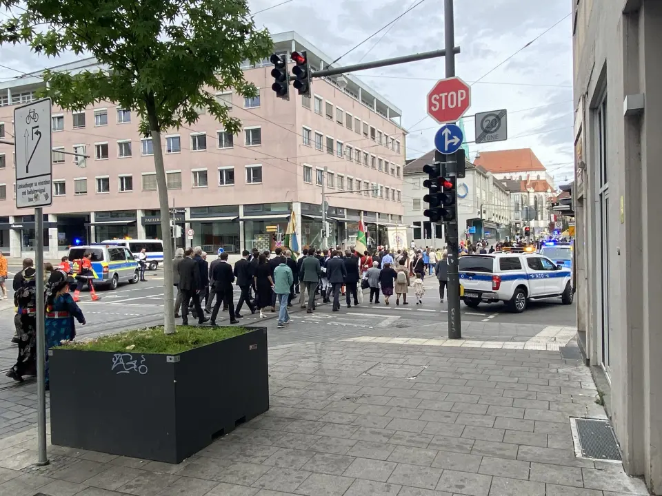 Menschen und Autos beim Umzug