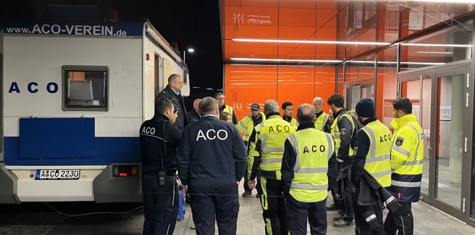 zahlreiche Mitglieder vor Wohnmobil bei Einsatzbesprechung