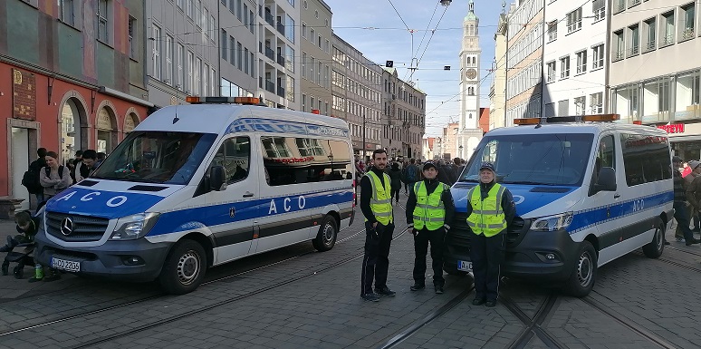 zwei ACO Fahrzeug und Personal bei der Straßensperre
