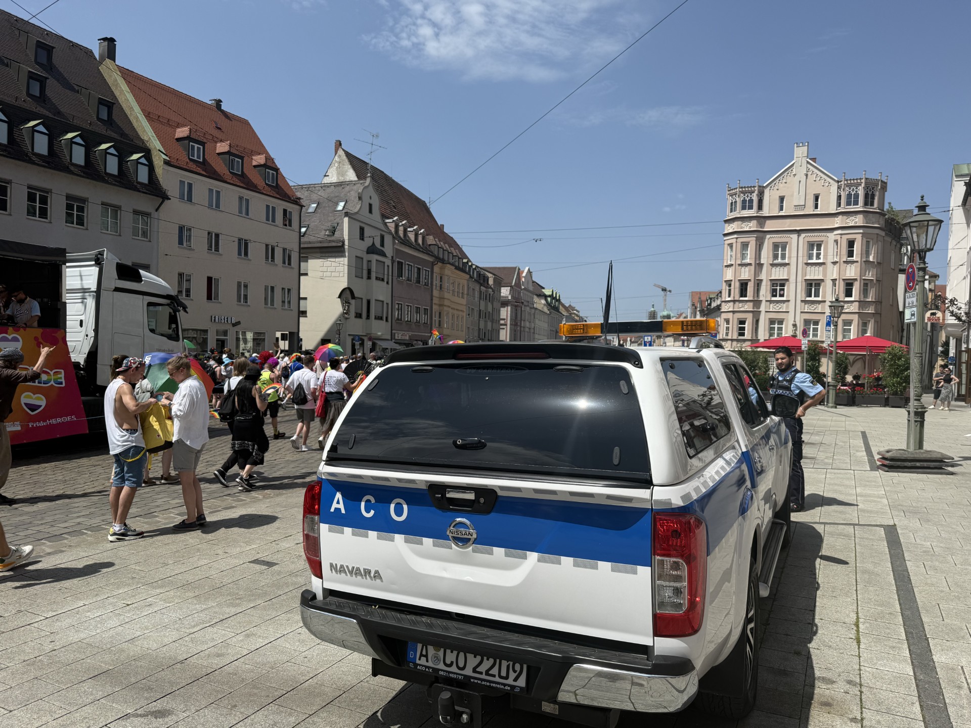 ACO Fahrzeug und gehende Menschen