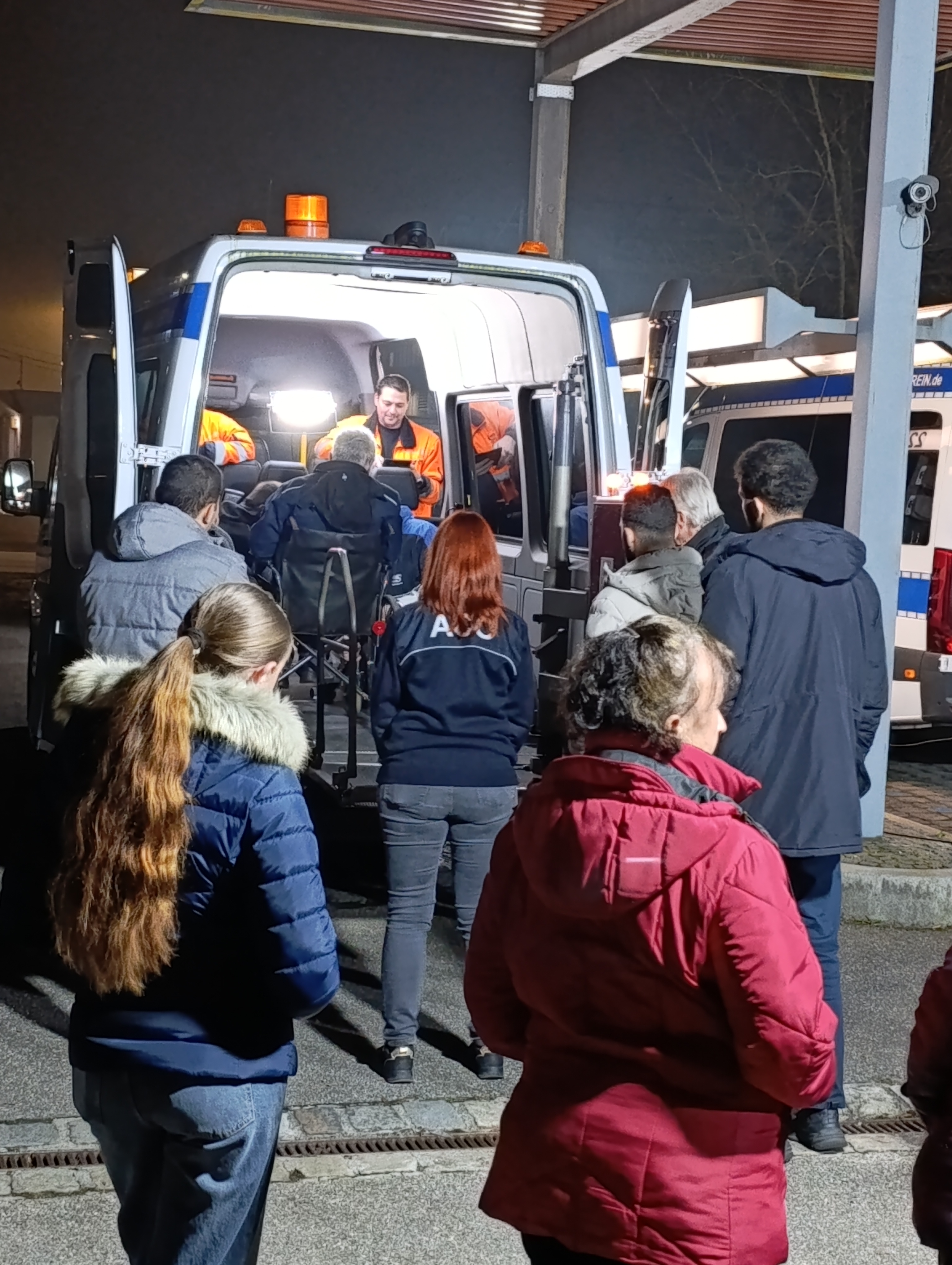 Viele Menschen schauen in das Auto