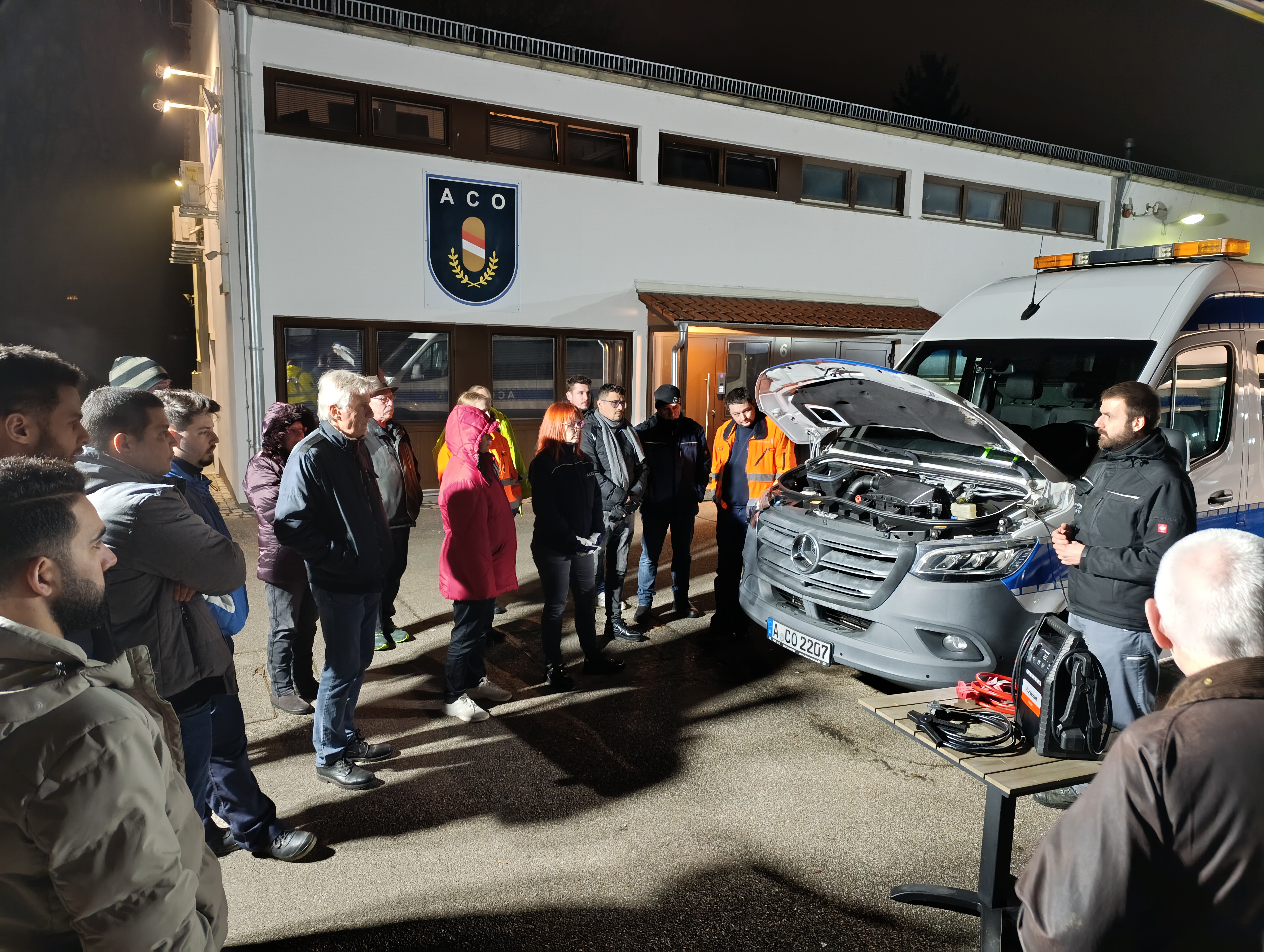 Gruppenbild vor Auto