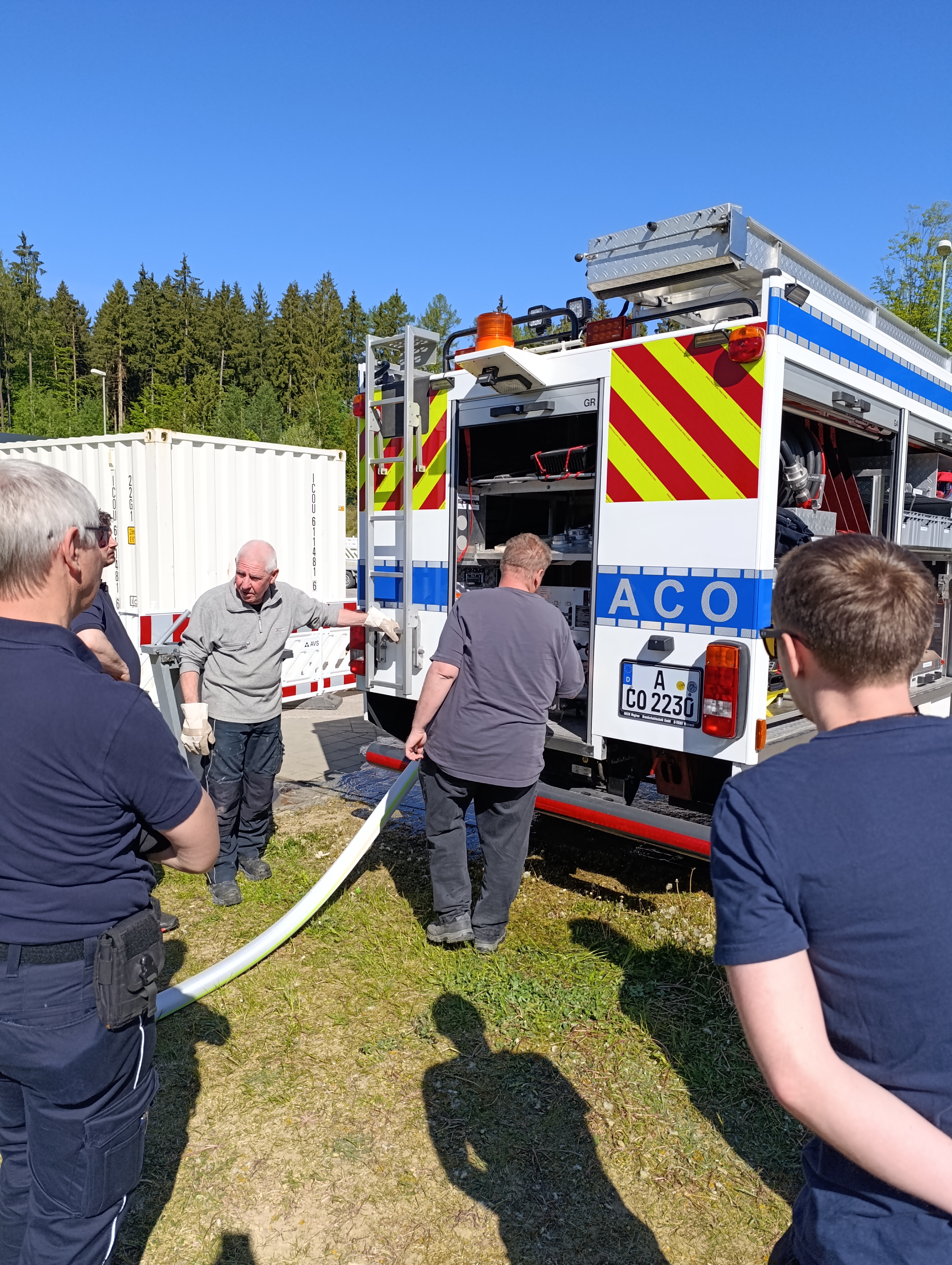 Leute stehen hinter dem LKW