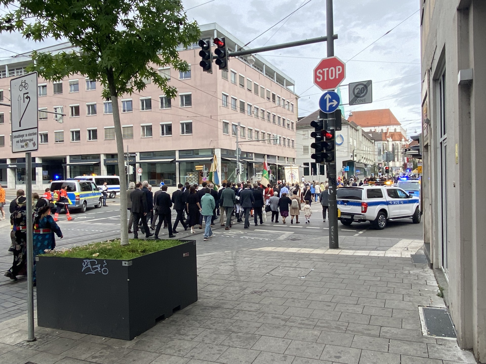 Menschen und Autos beim Umzug