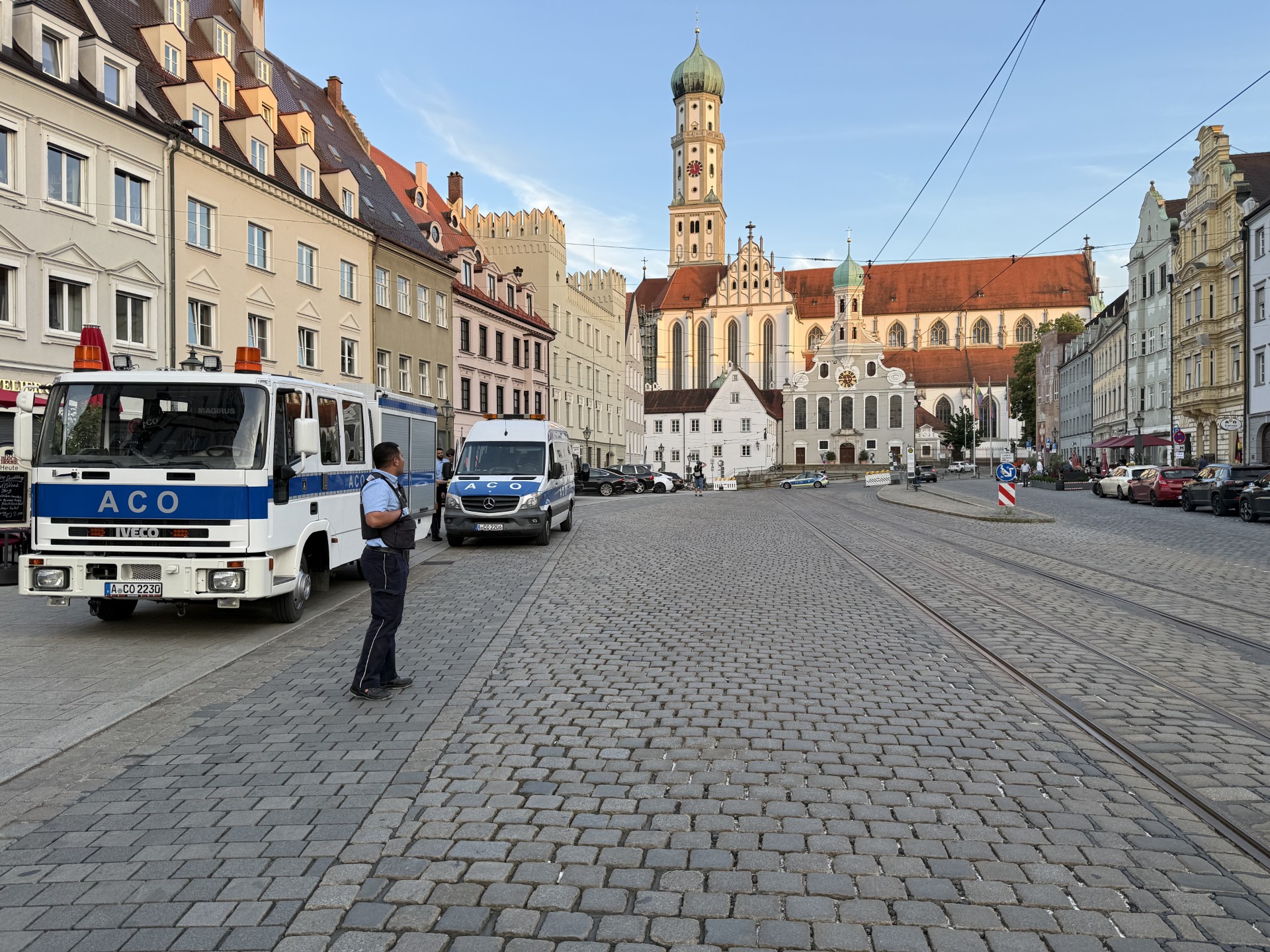 Straße mit Häuser und Autos