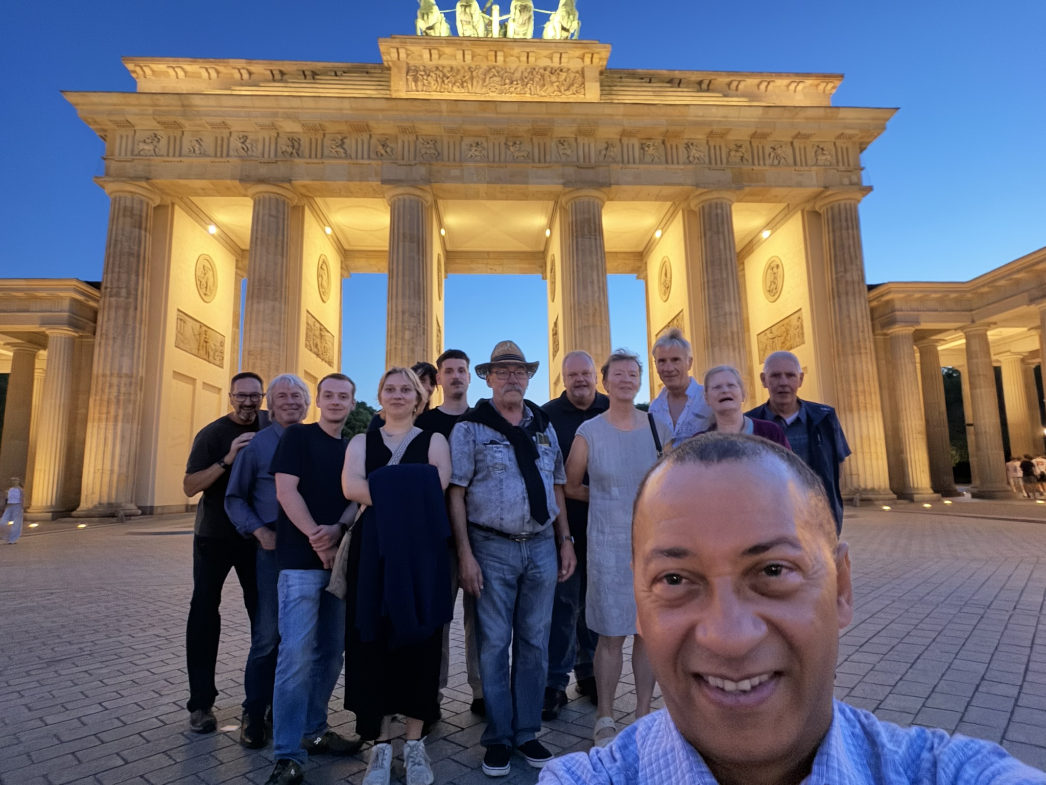 Gruppenbild vor Tor